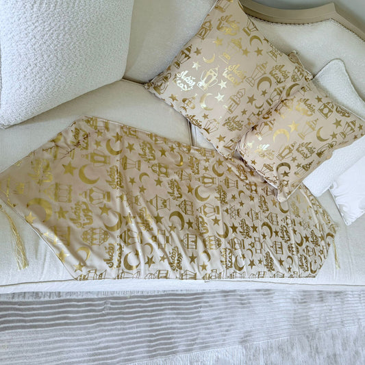 غطاءان للوسادة ومفرش ذهبي لزينة رمضان
