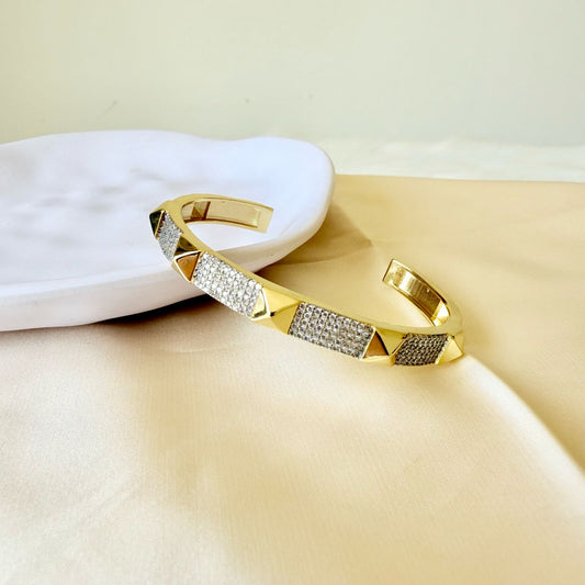 Bracelet - Gold-plated open  bangle pyramid stud
