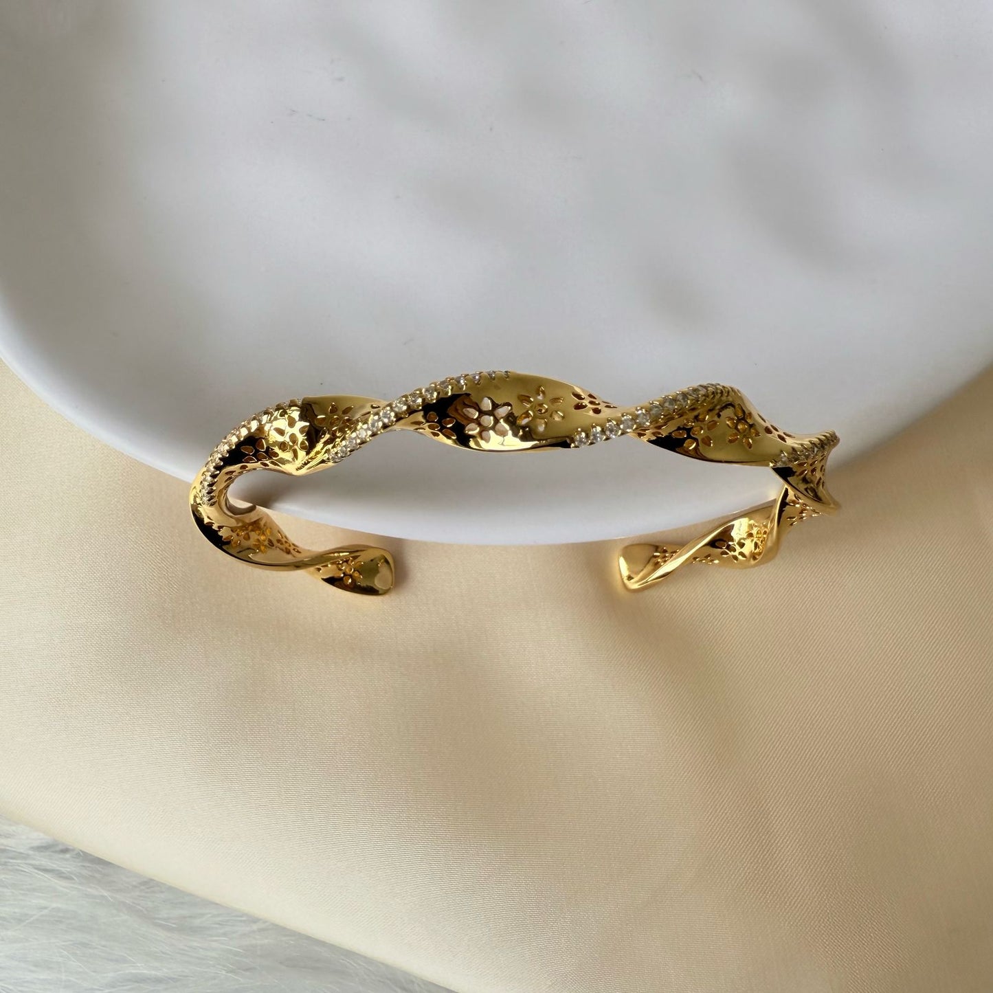 Bracelet - Gold-plated open bangle simple twisted stones