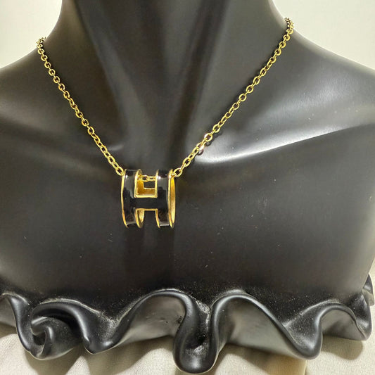 طقم - قطعتين قلادة وأقراط من الفولاذ المقاوم للصدأ على شكل حرف دائري أسود