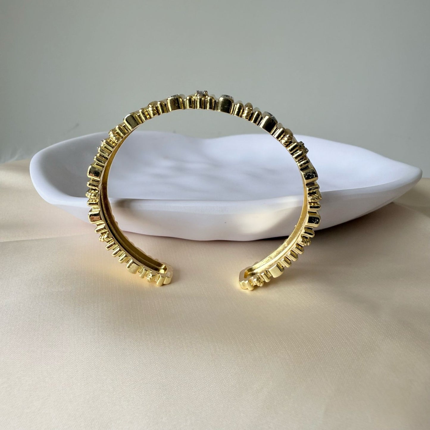 Bracelet - Gold-plated open bangle wavy with stones