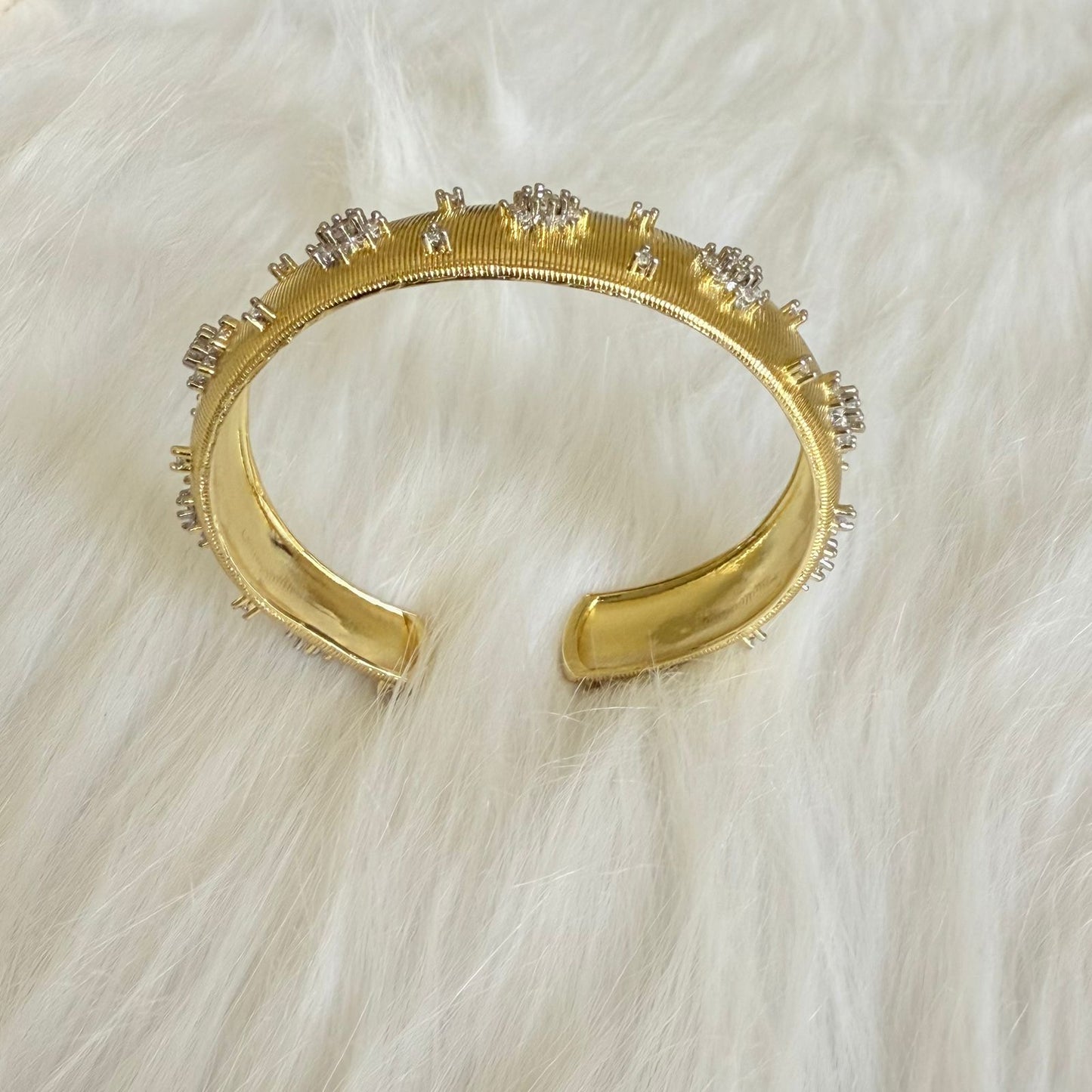 Bracelet - Simple gold bangle with zircon flower stones