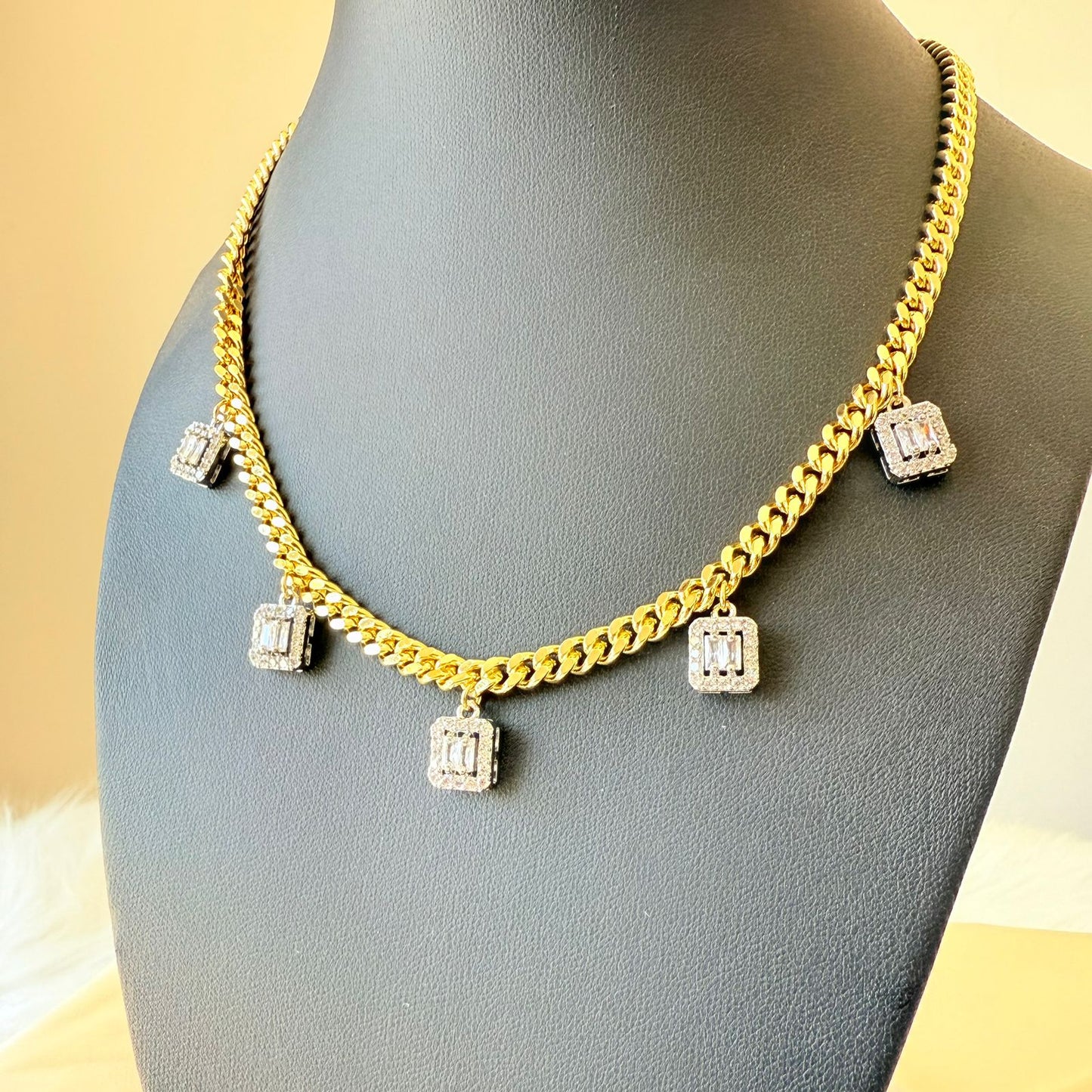 Necklace - Gold-plated chain with 5 square diamond zircon