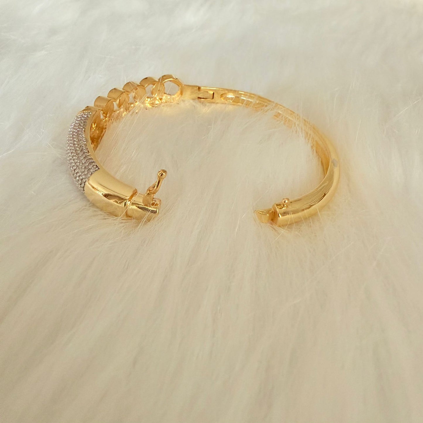 Bracelet - Simple gold bangle with zircon stones