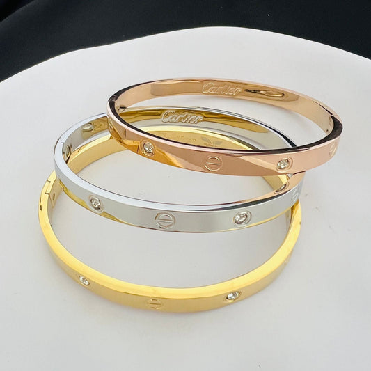 أساور من الفولاذ المقاوم للصدأ بثلاثة ألوان مع أحجار مقاس متوسط