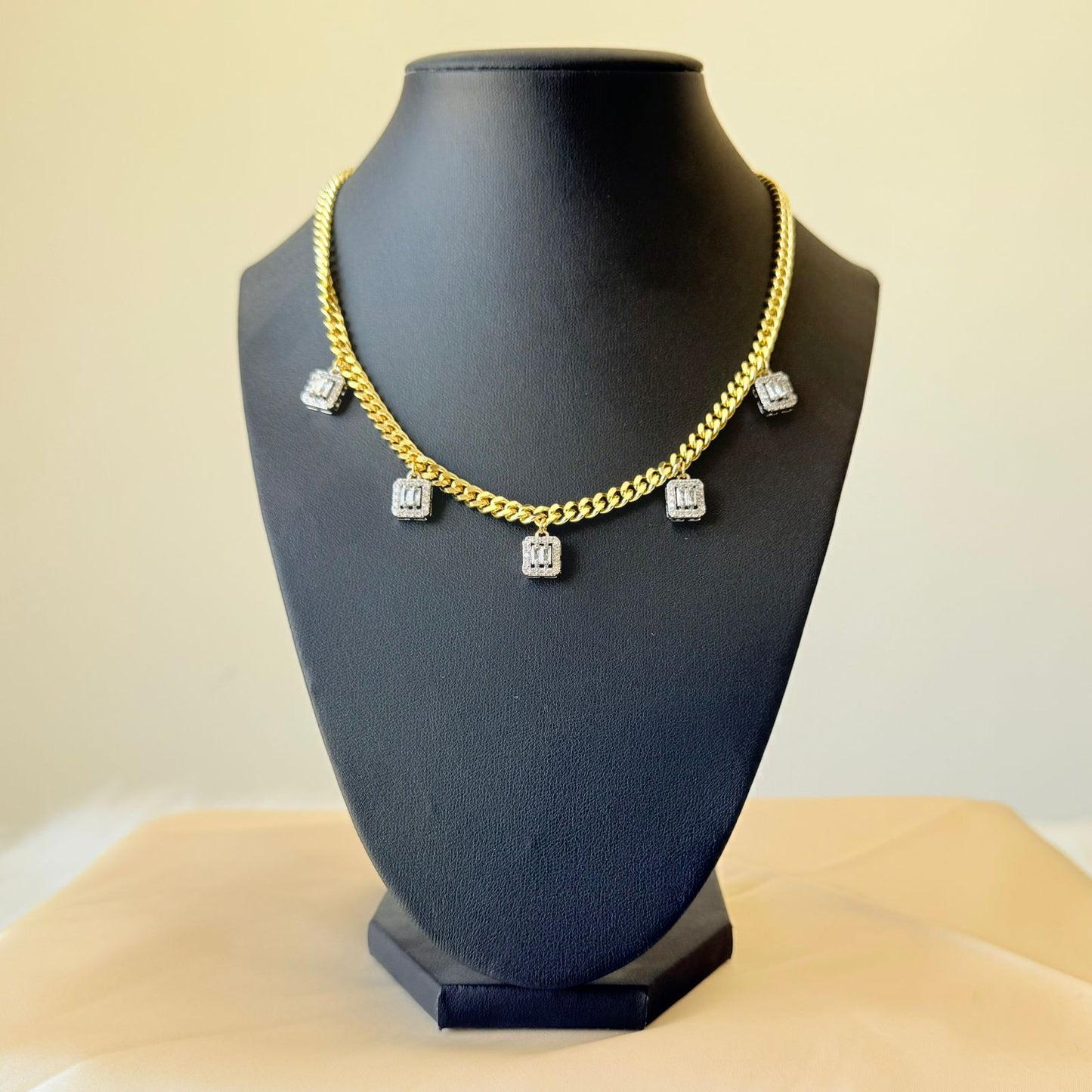 Necklace - Gold-plated chain with 5 square diamond zircon