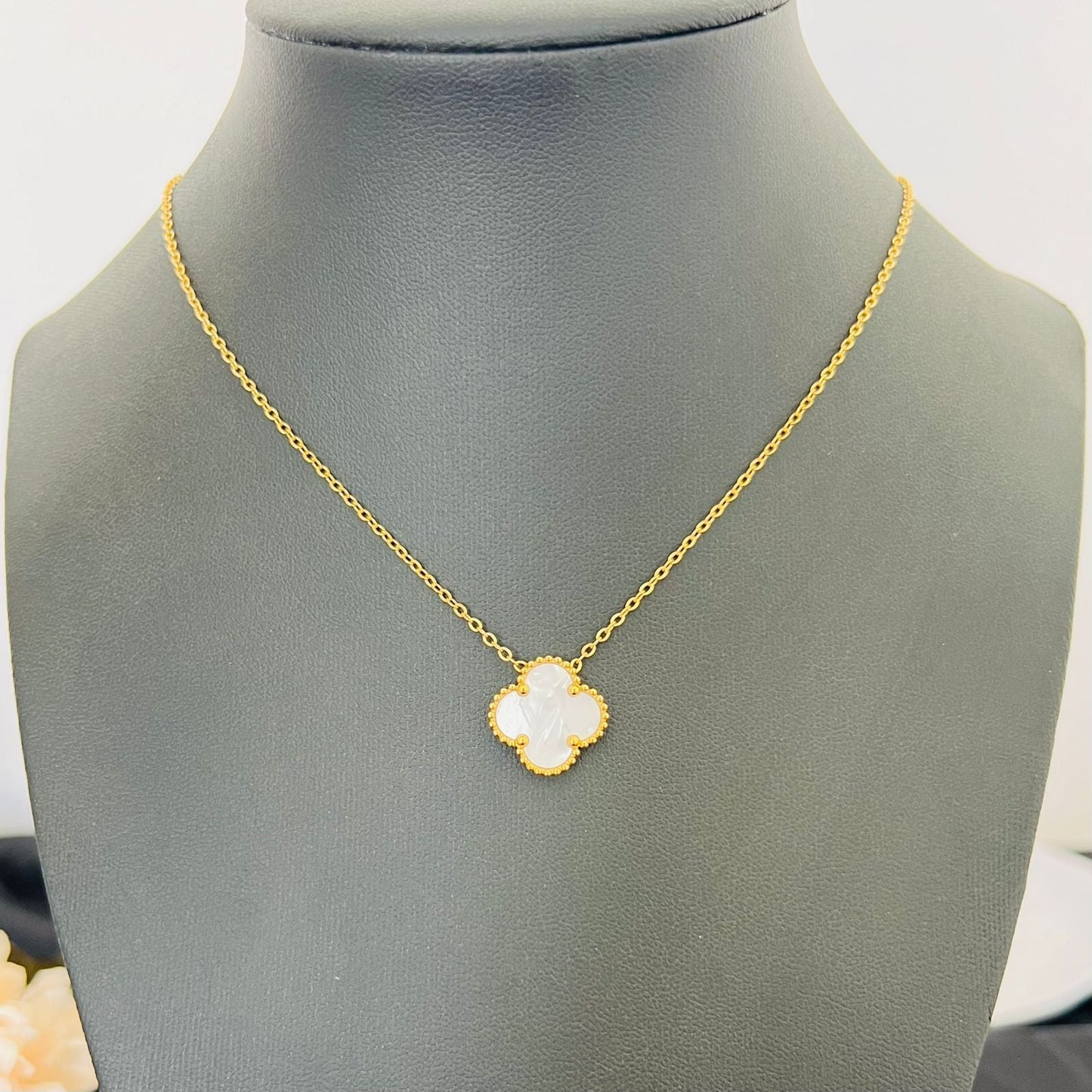 قلادة من الفولاذ المقاوم للصدأ - زهرة واحدة باللون الأبيض