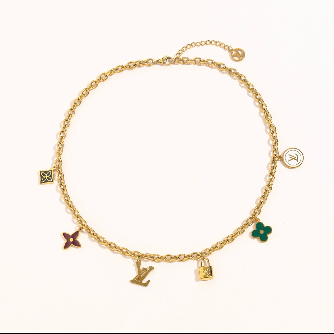 قلادة بسيطة من الفولاذ المقاوم للصدأ والذهب مع قلادات ملونة