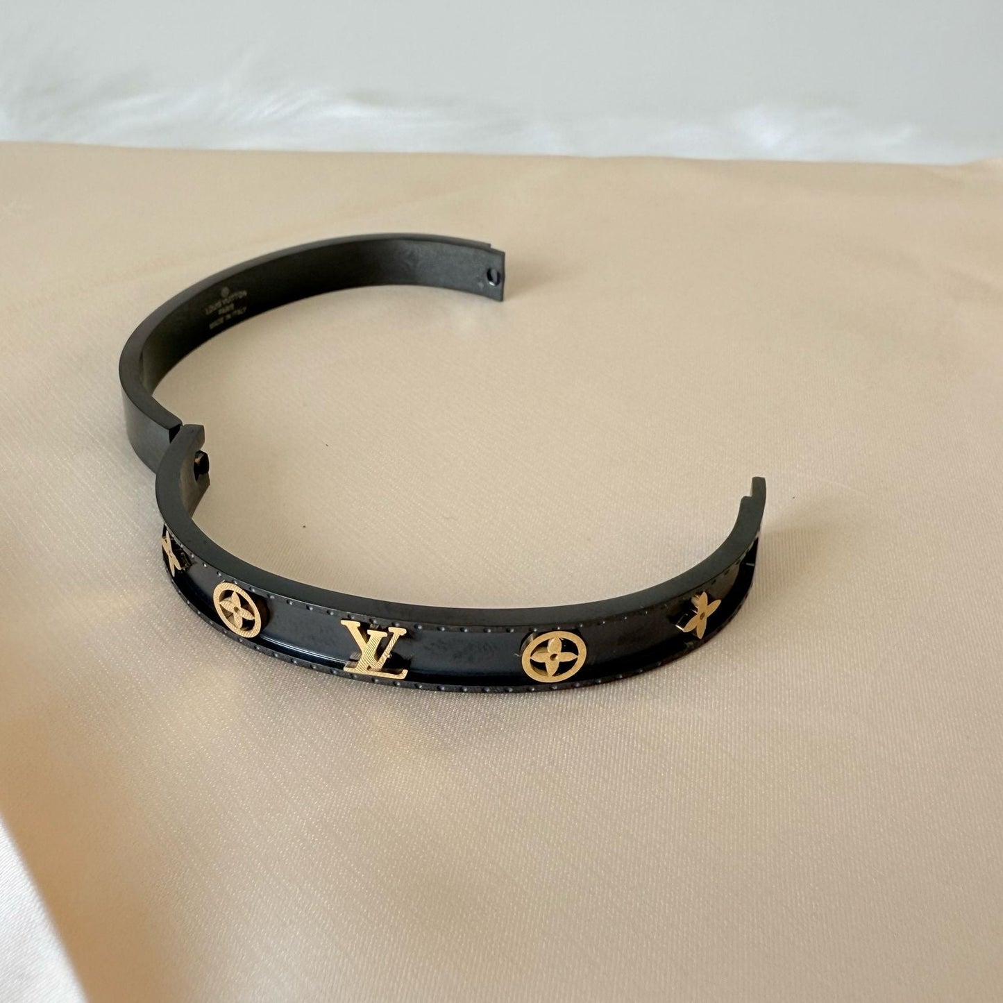 Stainless steel - Gold letters black bangle
