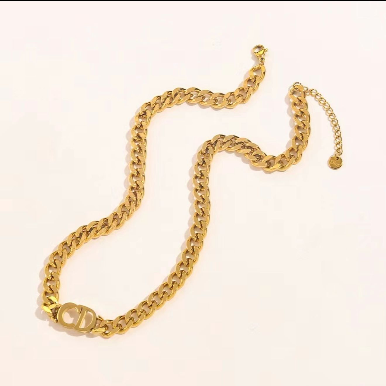 قلادة حروف من الفولاذ المقاوم للصدأ