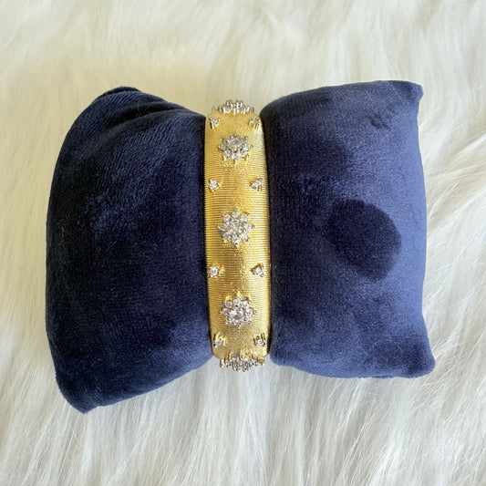 Bracelet - Simple gold bangle with zircon flower stones