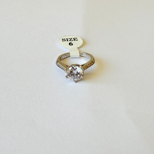 Ring size 6/7/8 - silver with big zircon stone