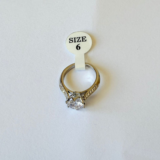 Ring size 6/7/8 - silver with big zircon stone