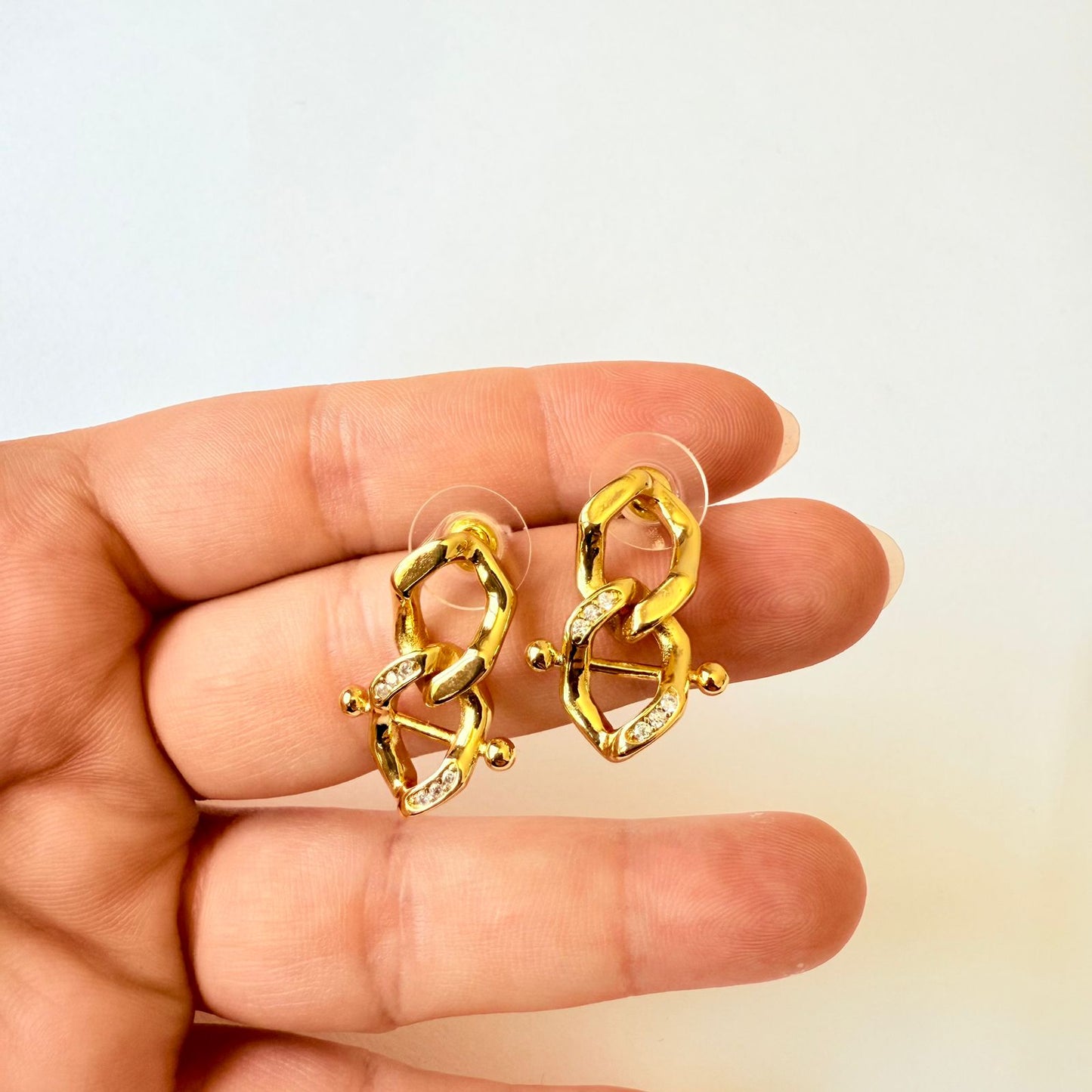 Earring - Simple overlapping shape with zircon