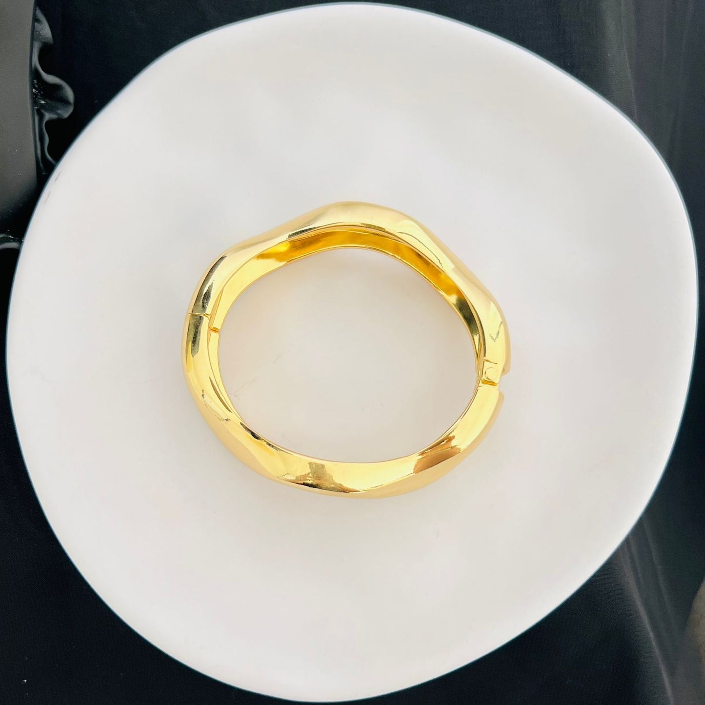 Bracelet - Gold wide simple waves