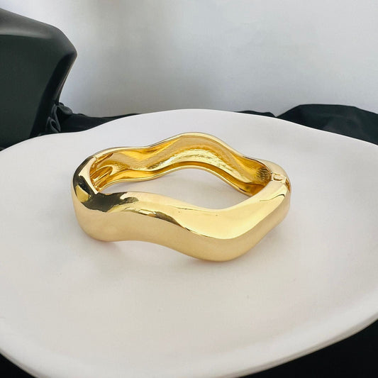 Bracelet - Gold wide simple waves
