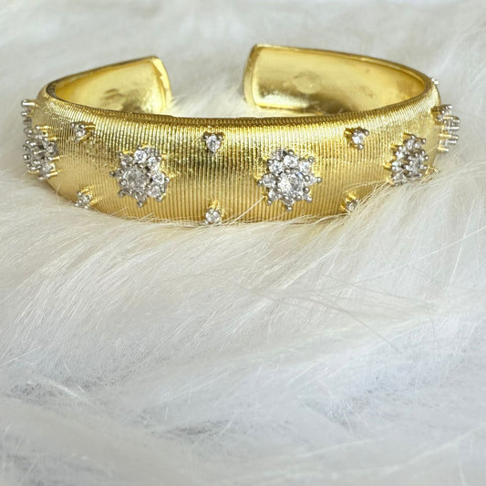 Bracelet - Simple gold bangle with zircon flower stones